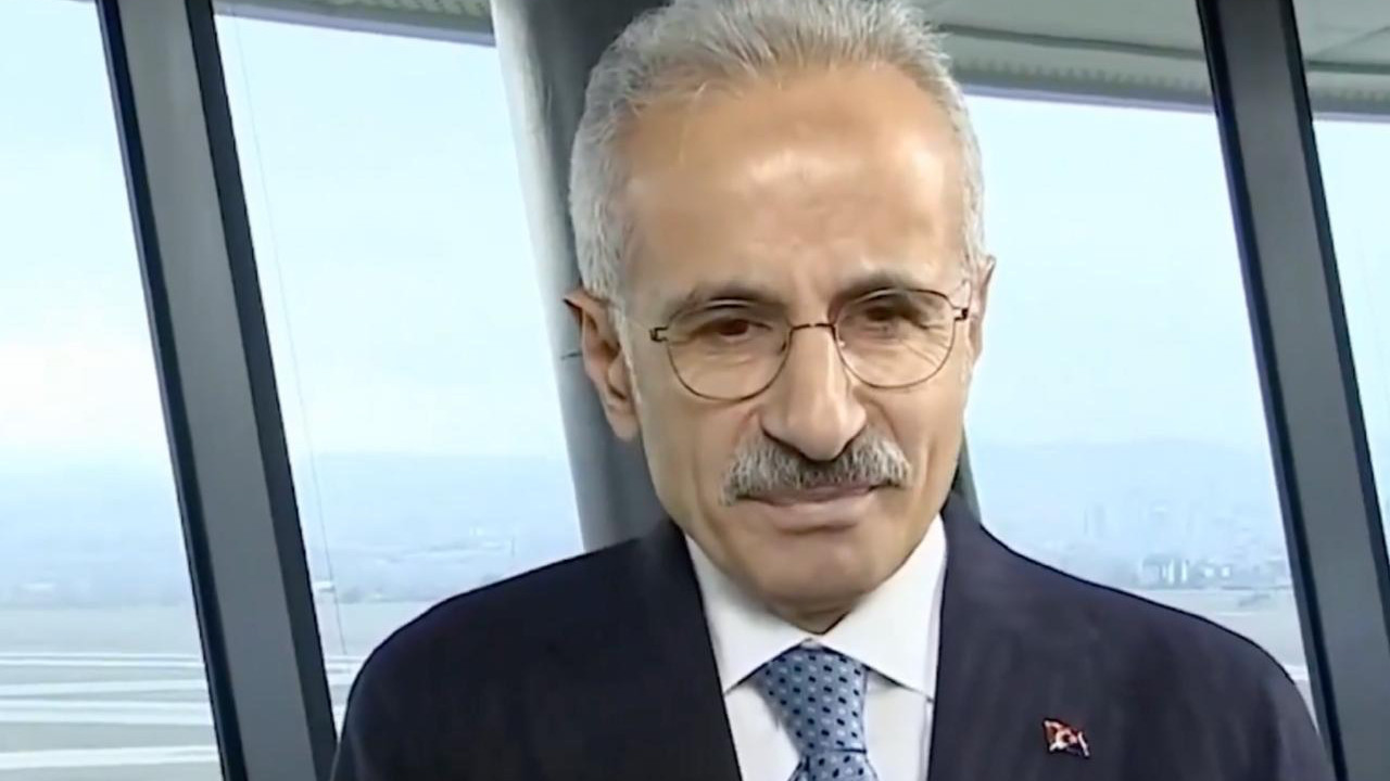 Ulaştırma Bakanı Uraloğlu canlı yayında rahatsızlandı