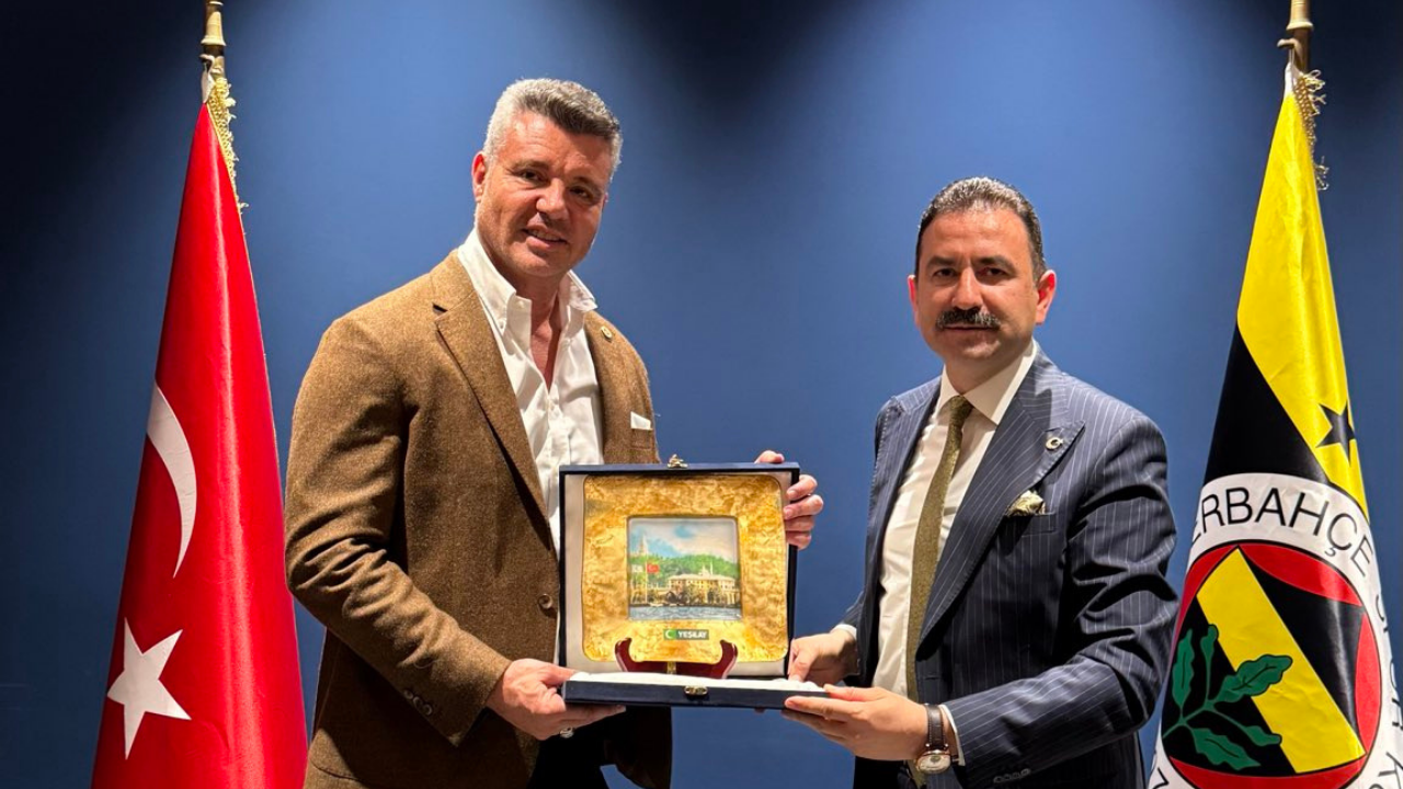 Yeşilay'dan Fenerbahçe Başkanı Sadettin Saran'a plaket
