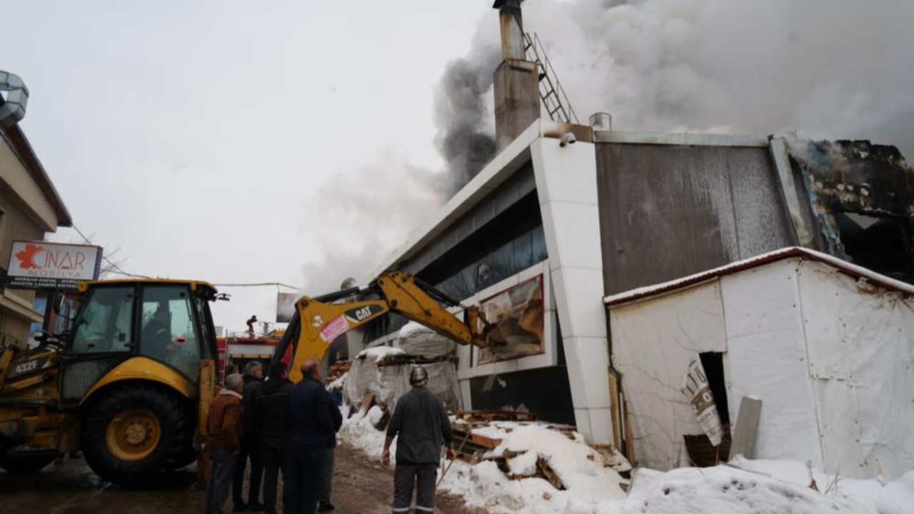 Erzurum'da mobilya fabrikasında patlama: Ölü ve yaralılar var!