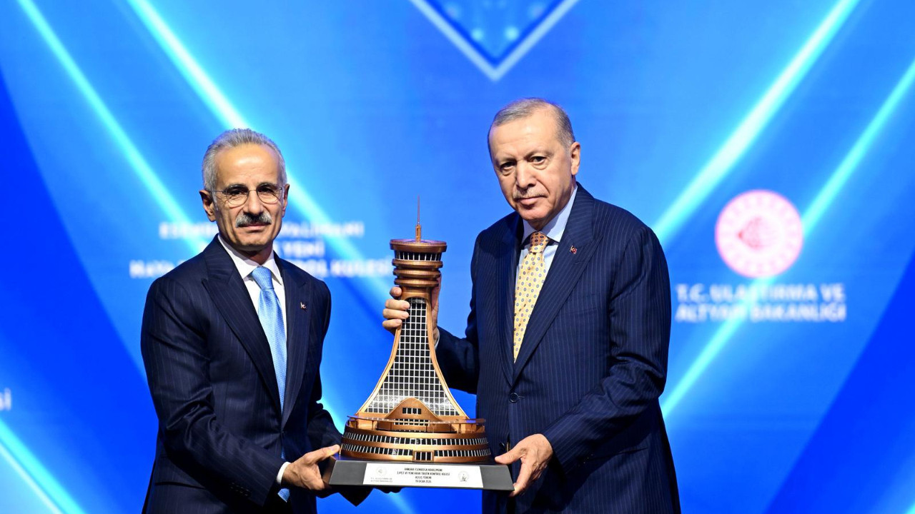 Milyonluk proje, sıfır maliyet! Cumhurbaşkanı Erdoğan Esenboğa'nın 3. pistini ve yeni kulesini hizmete açtı