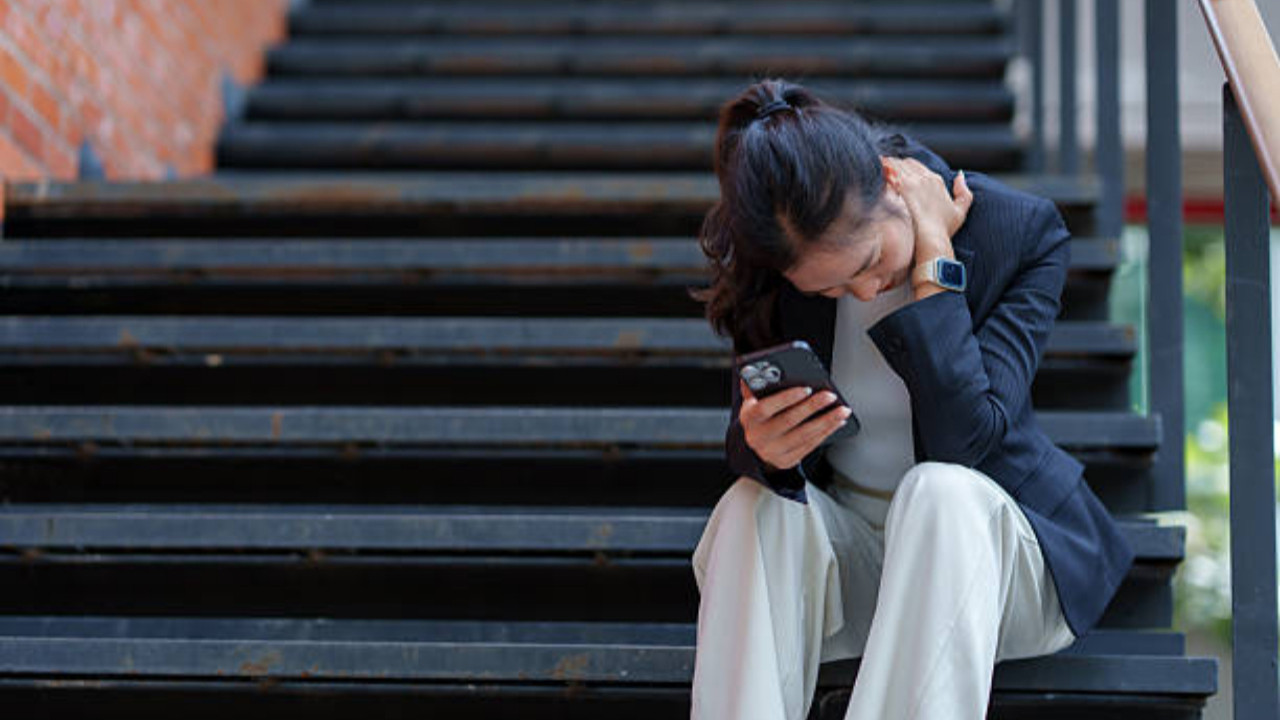 Uzmanlar uyardı: Telefona bakarken boynunuza 30 kilo yük bindiğini biliyor muydunuz?