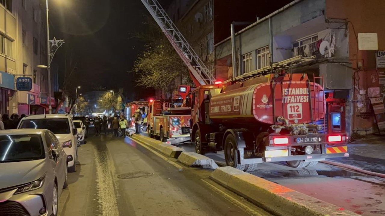Beyoğlu'nda korkutan yangın: 4 katlı iş yerinin çatısı alevlere teslim oldu