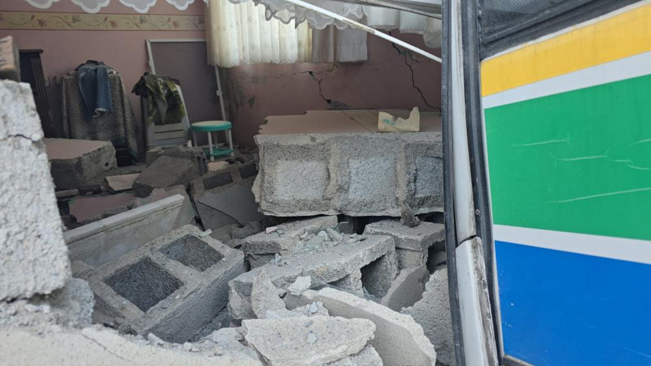 Zonguldak'ta korku dolu anlar: Halk otobüsü eve daldı!