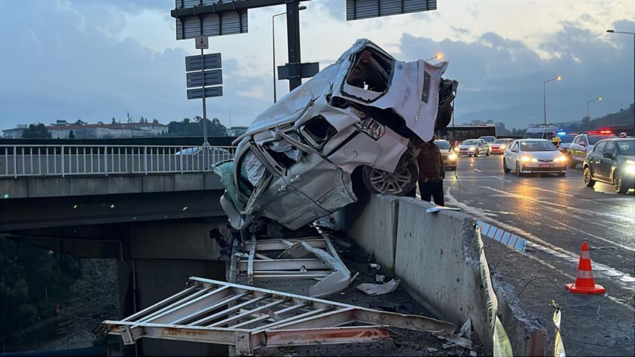 Freni boşalan kamyon dehşet saçtı: Metrelerce yüks…