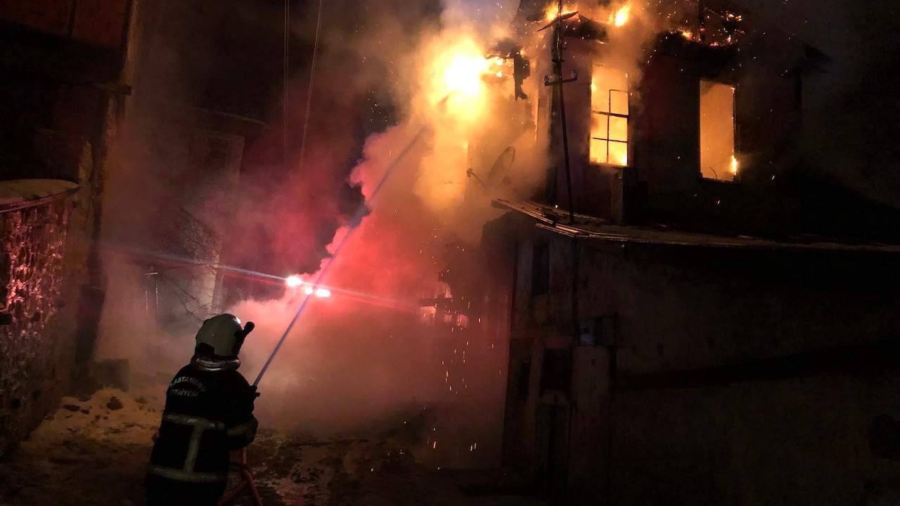Kastamonu’da tarihi konak çıkan yangında küle döndü