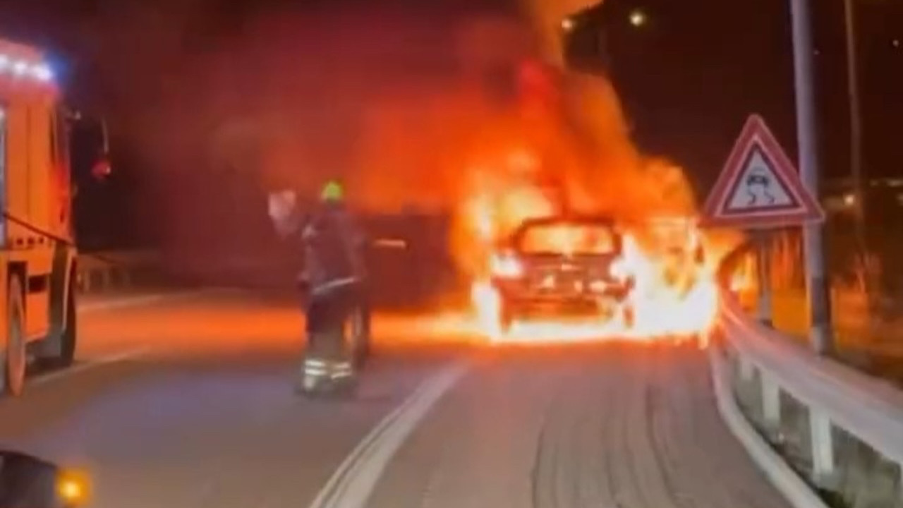 Otoyolda korkutan anlar: Seyir halindeki otomobil alev aldı