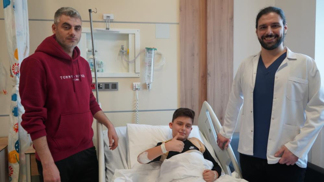 Kemikleri çıkarılıp tekrar takıldı! 11 yaşındaki B…