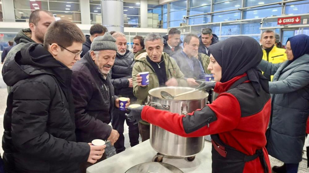 Sivas'ta son 20 yılın en yoğun kar yağışı: Yolda kalan yolcuların imdadına belediye yetişti