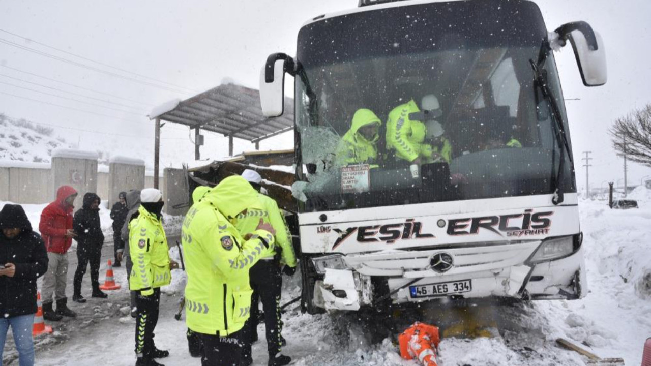 Bitlis'te feci kaza: Otobüs polis noktasına böyle daldı!
