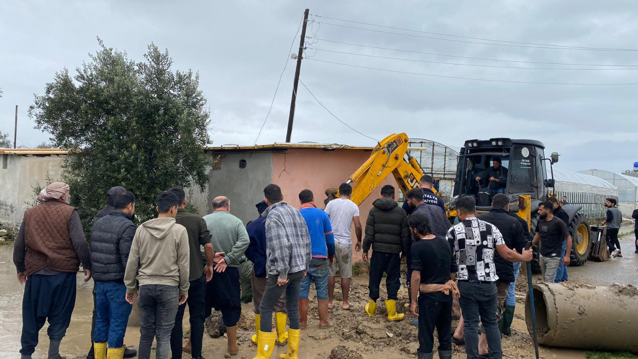 Kardeşleriyle oynuyordu... Tahliye kanalına düşen 3 yaşındaki çocuk hayatını kaybetti