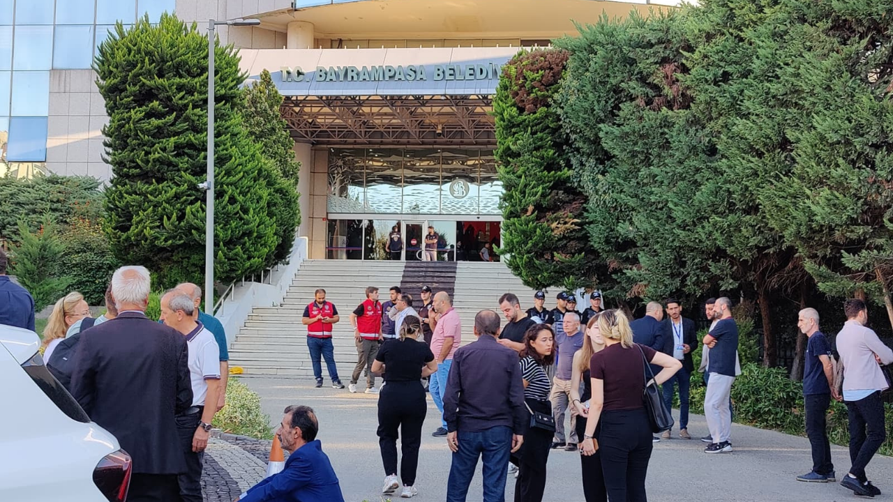 Bayrampaşa Belediyesindeki yolsuzluk soruşturmasında Belediye Başkanı Hasan Mutlu'nun kardeşinin de olduğu 8 kişi tutuklandı