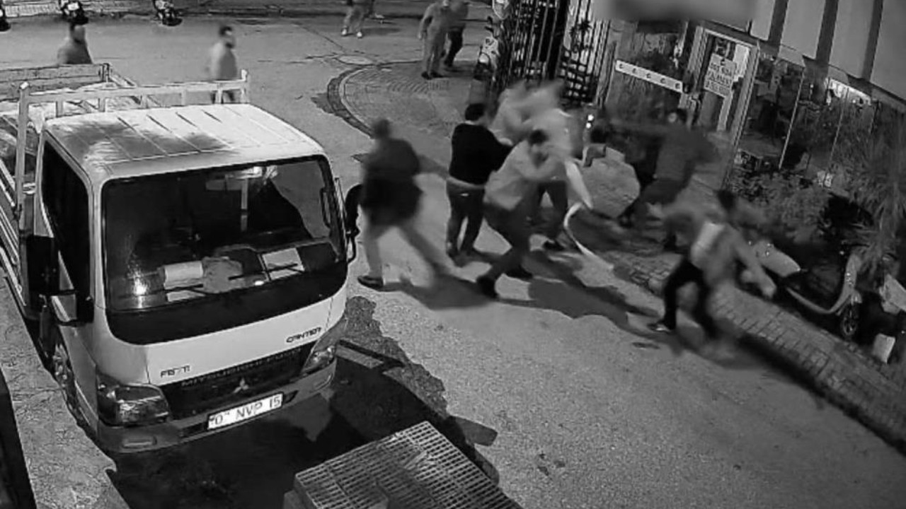 Alanya'da sokak ortasında meydan savaşı: Zincir ve bıçaklarla birbirlerine girdiler