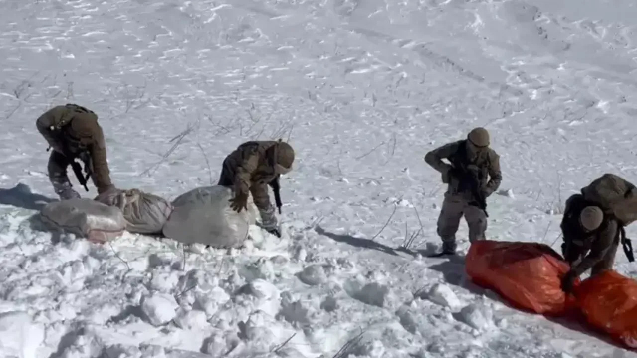 Bakan Yerlikaya duyurdu: Hakkari'de dev operasyon! 348 kilo uyuşturucu ele geçirildi