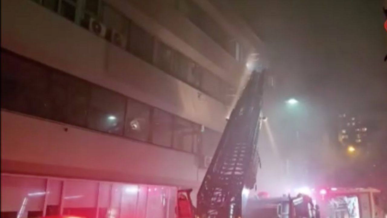 Beyoğlu'nda otel yangını: Ekipler alevlere müdahale ediyor!