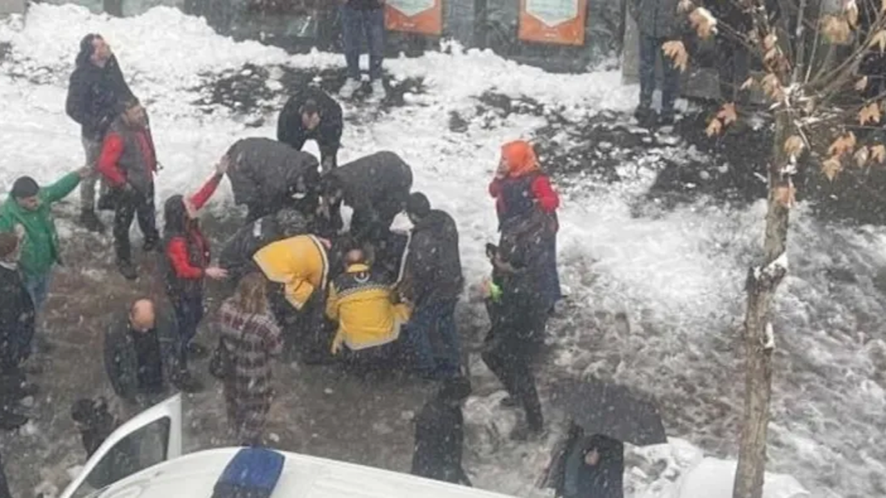 Çatıdan düşen buz kütlesi 55 yaşındaki kadını hayattan kopardı