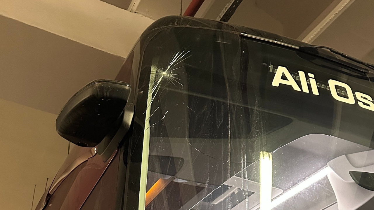 Trabzonspor’a çirkin saldırı: Takım otobüsü stada giderken taşlandı