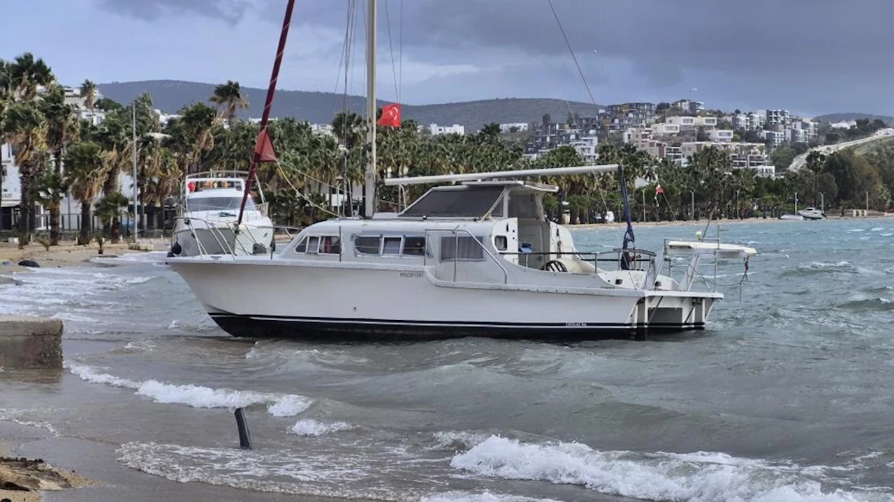 Bodrum’da fırtına etkili oldu: Tekneler kıyıya sürüklendi