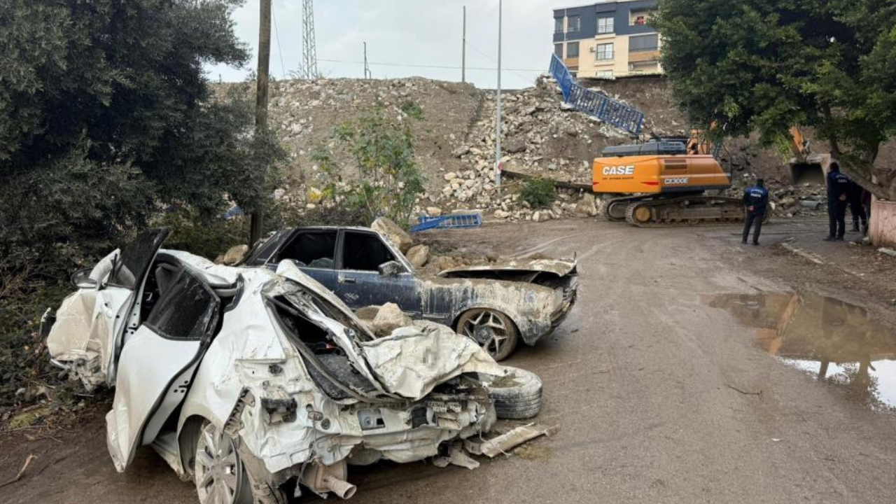 Hatay’da istinat duvarı çöktü: 7 araç kullanılamaz hale geldi