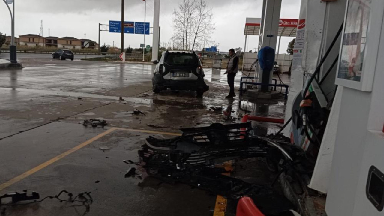 Antalya'da dehşet anları: Kontrolden çıkan araç benzinliğe daldı