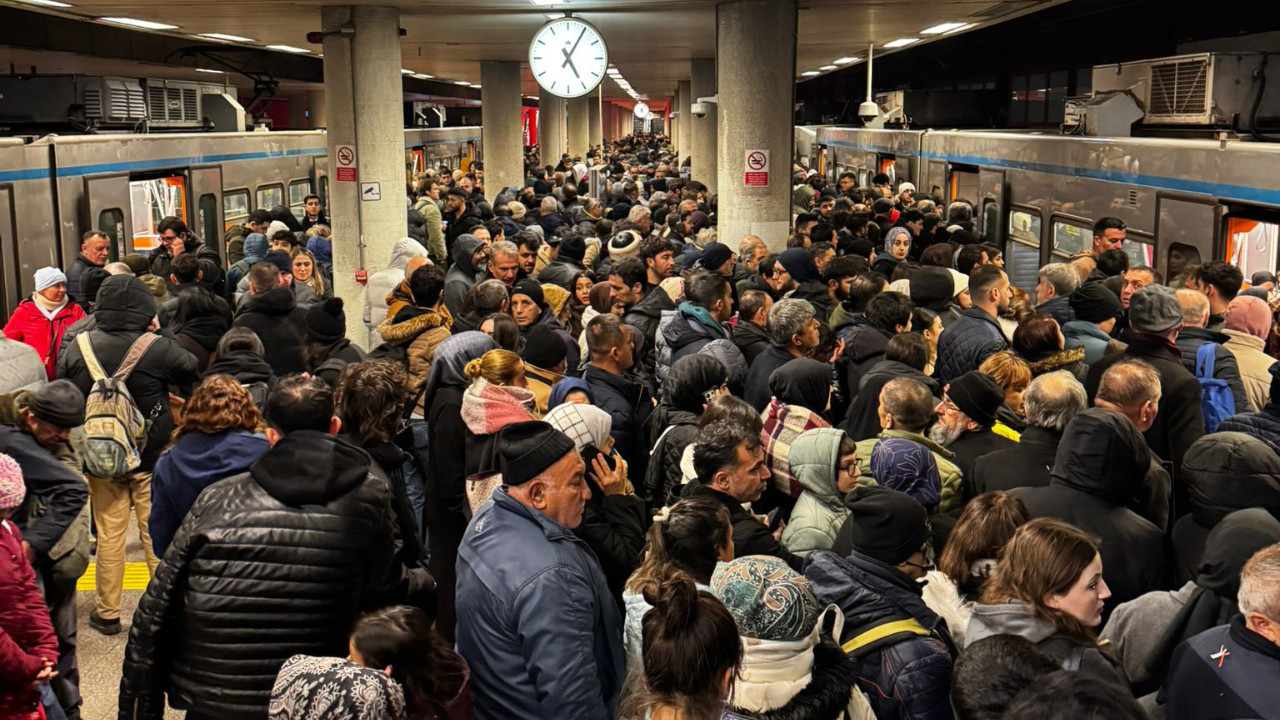İstanbul'da korku dolu anlar: Esenler'de metro raydan çıktı!