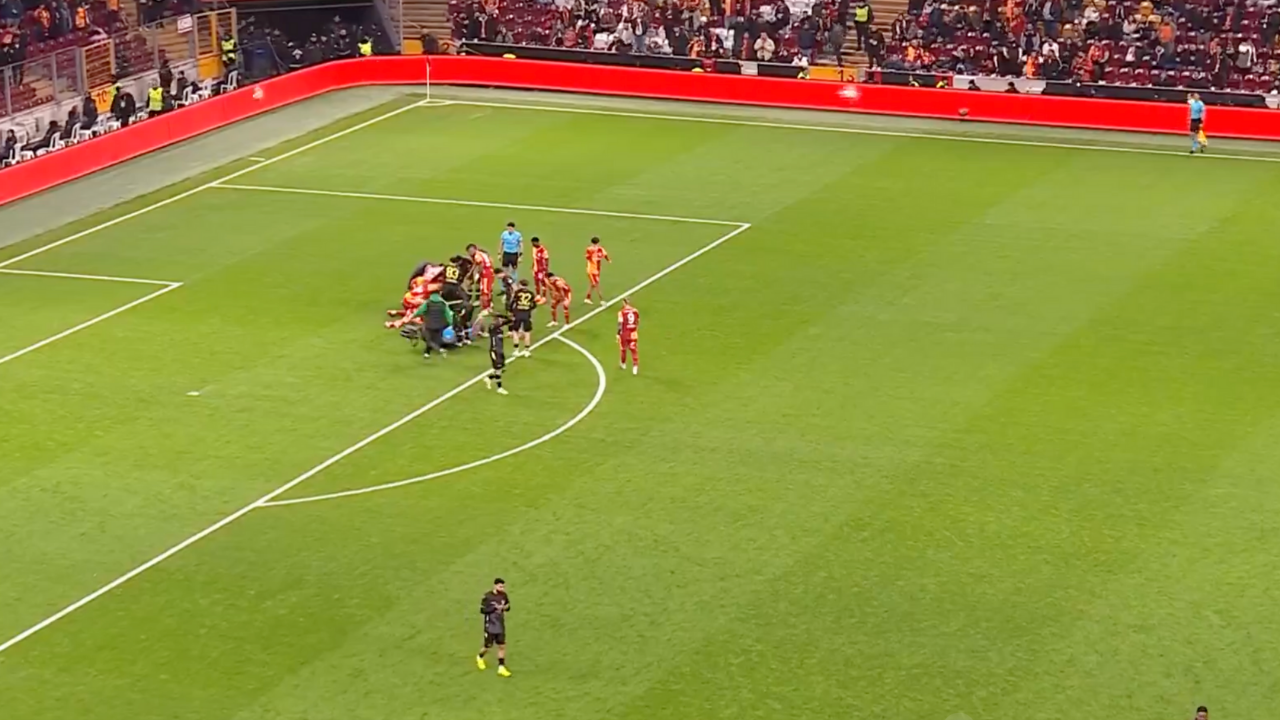 Galatasaray maçında korkutan çarpışma! Ahmed Kutucu ve İsa Doğan baygınlık geçirdi