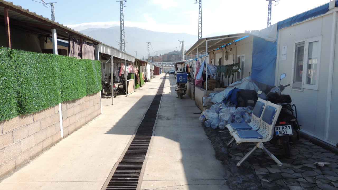 Hatay'da konteyner kentlerde yaşam... Depremzedeler evlerine kavuşmayı bekliyor