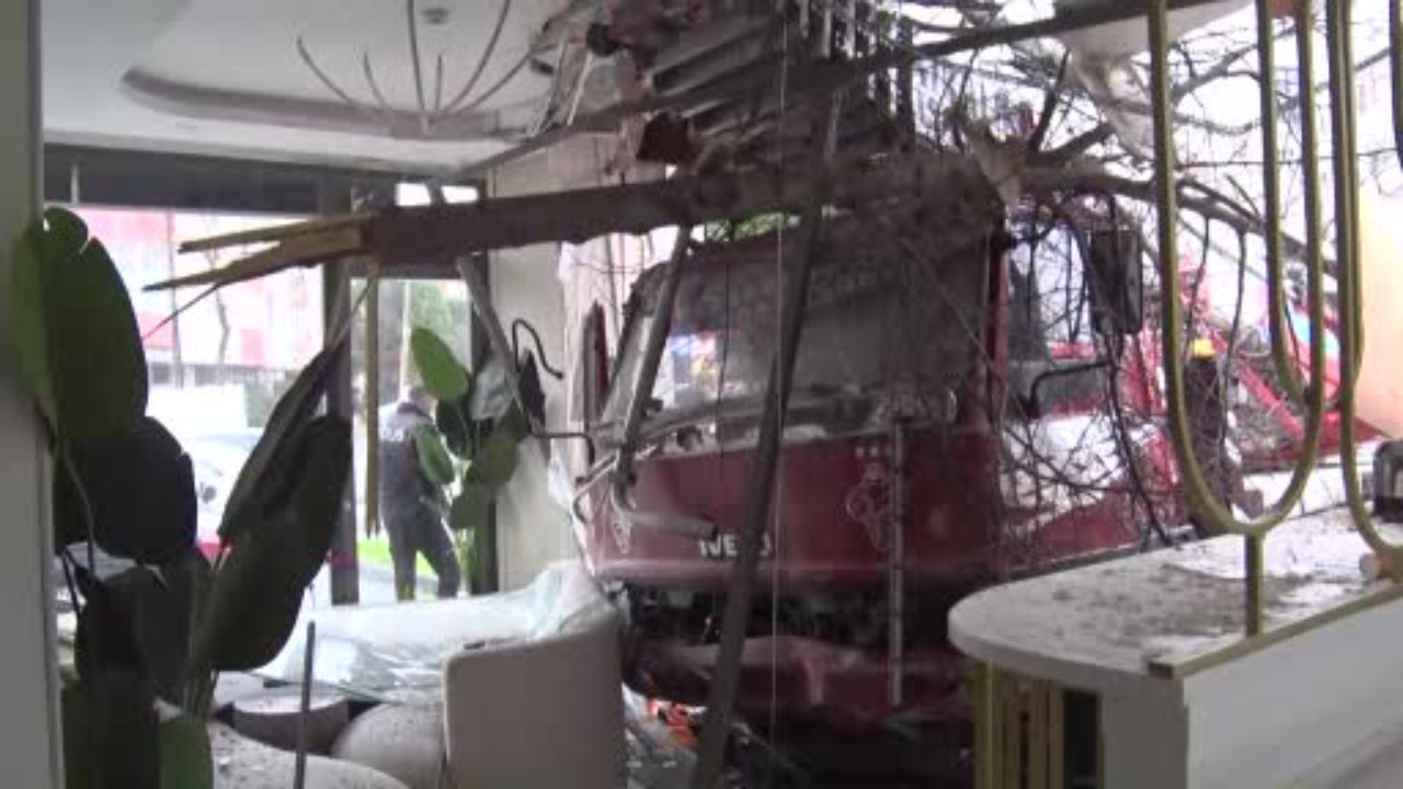 İstanbul'da feci kaza: Vinç önce aracı ezdi, sonra polikliniğe daldı