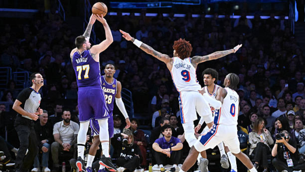 25 dakikada 35 sayı! Austin Reaves, 76ers'ı tek başına dağıttı