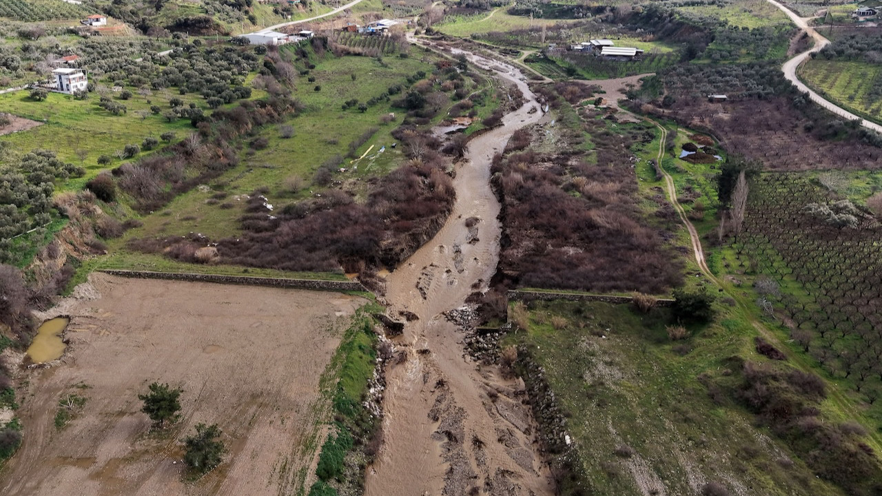 Manisa'da sağanak felaketi: Dere ıslah tesisi ve menfez köprü çöktü