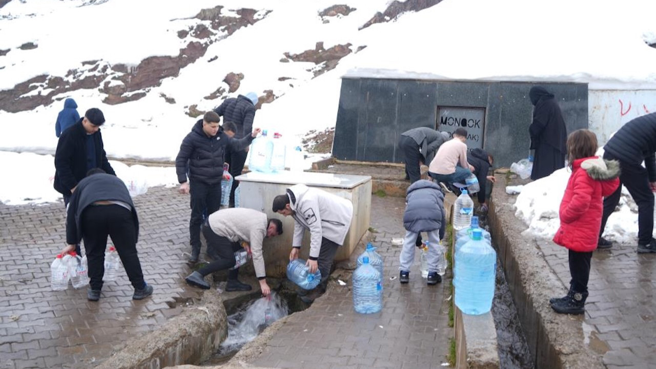 Muş'ta içme suyu krizi: Bakteri uyarısı sonrası vatandaş çeşmelere koştu