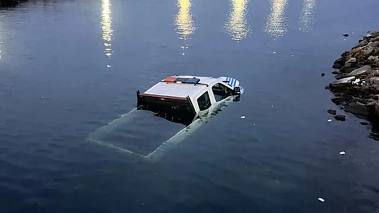 Bakırköy sahilde zabıta aracı denize düştü