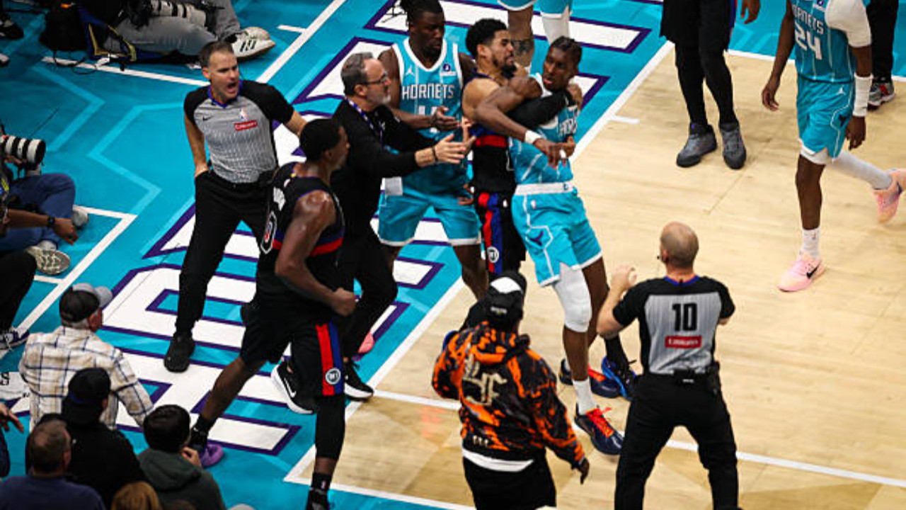 NBA'de geceye damga vuran olay: Saha karıştı, 4 oyuncu ve 1 başantrenör atıldı!