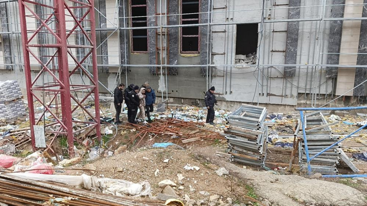 Hükümet konağı inşaatında maaş eylemi: Operatör vincin tepesine çıktı