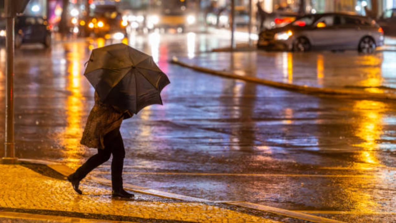 İstanbul Valiliği'nden fırtına uyarısı: Hızının 75 km'ye çıkması bekleniyor!