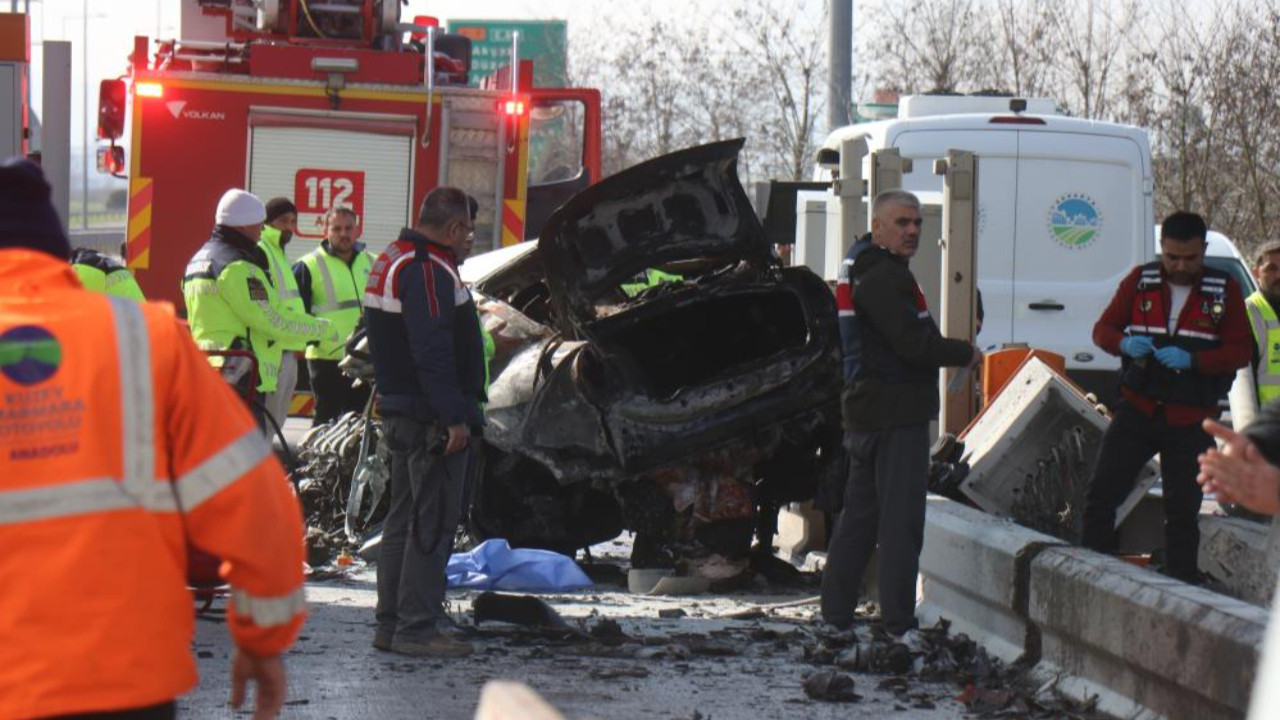 Kuzey Marmara Otoyolu'nda feci kaza: Bariyerlere çarpan otomobil yanarak küle döndü