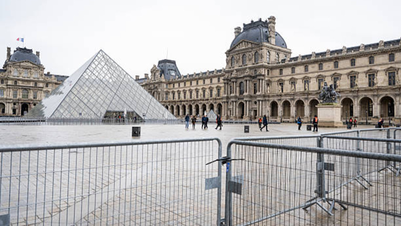 Louvre Müzesi’nde bir skandal daha! Patlayan boru tarihi mirasa zarar verdi