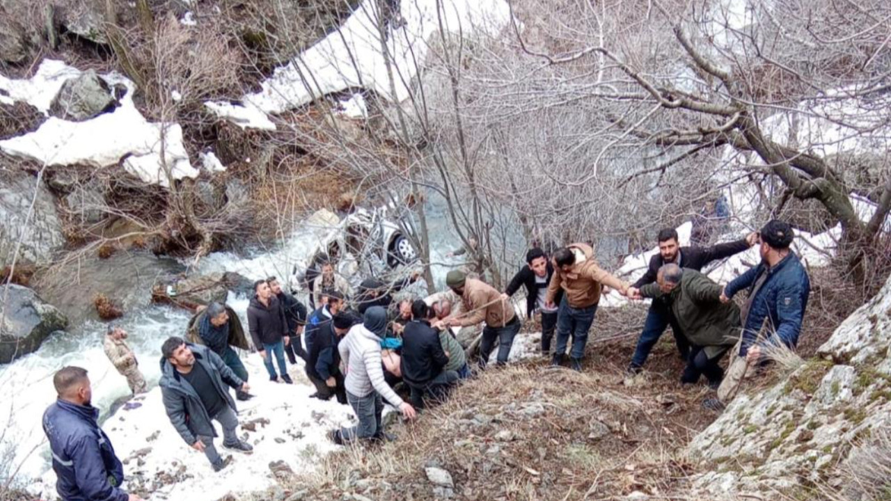 Bitlis'te feci kaza: Otomobil uçuruma yuvarlandı, ölü ve yaralılar var