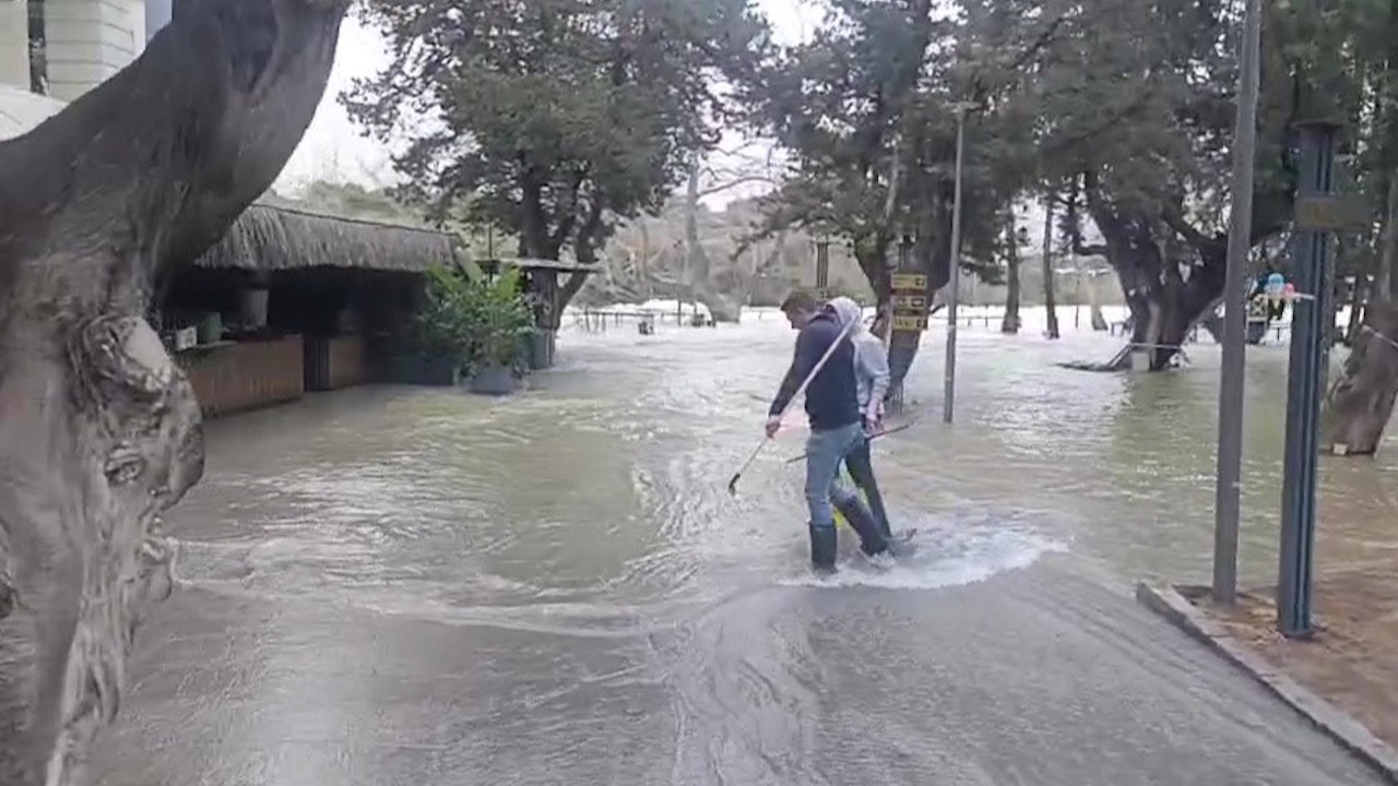 Manavgat'ta baraj kapakları açıldı: Kontrollü tahliye sonrası işletmeleri su bastı