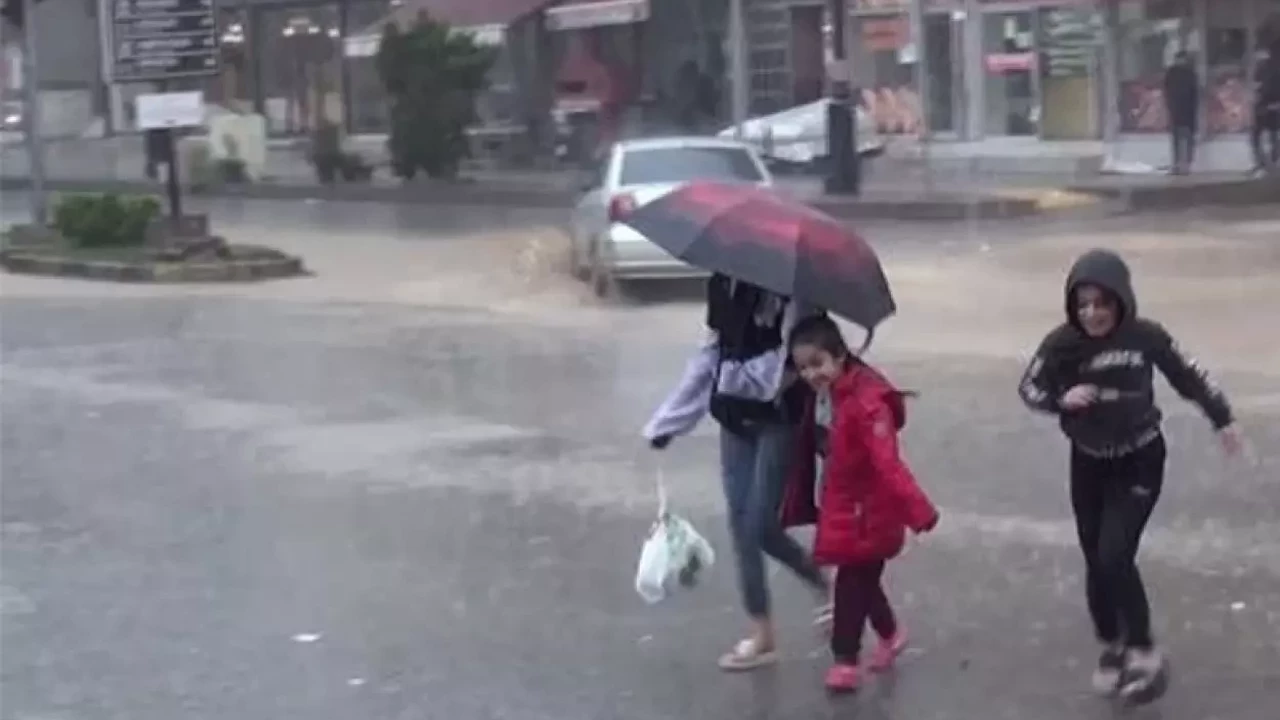 Adana’da okullara yağış engeli: Taşımalı eğitime 1 gün ara verildi