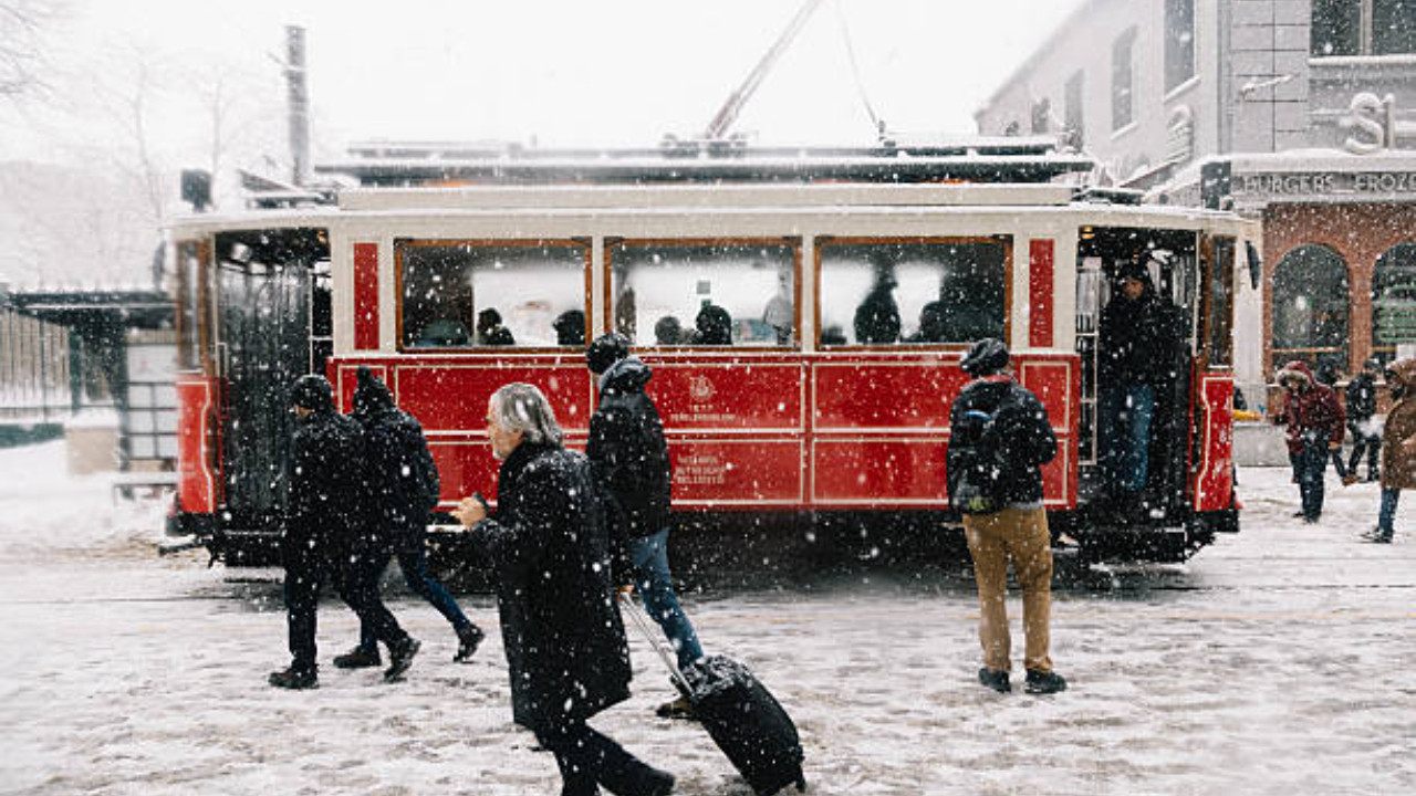 AKOM duyurdu: İstanbul'da sıcaklık dibi görecek, karla karışık yağmur geliyor!