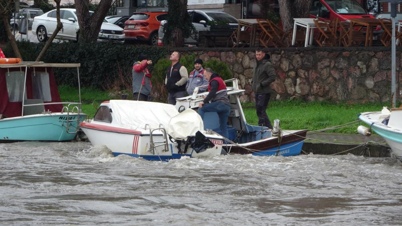 Çanakkale'de balıkçılar nöbette: Sarıçay taştı, tekneler battı