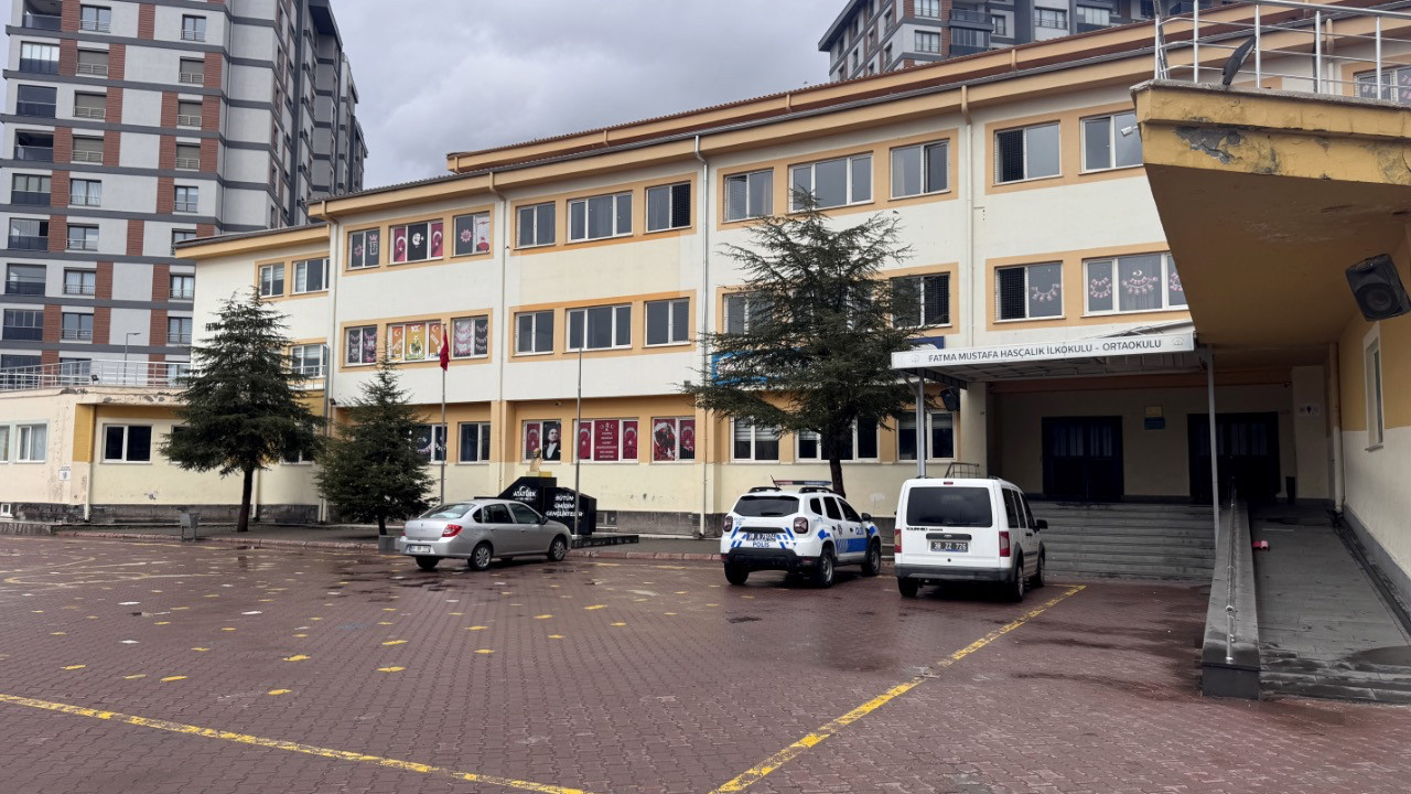 Ortaokulda bıçaklı kavga! Bir öğrenci yaralandı