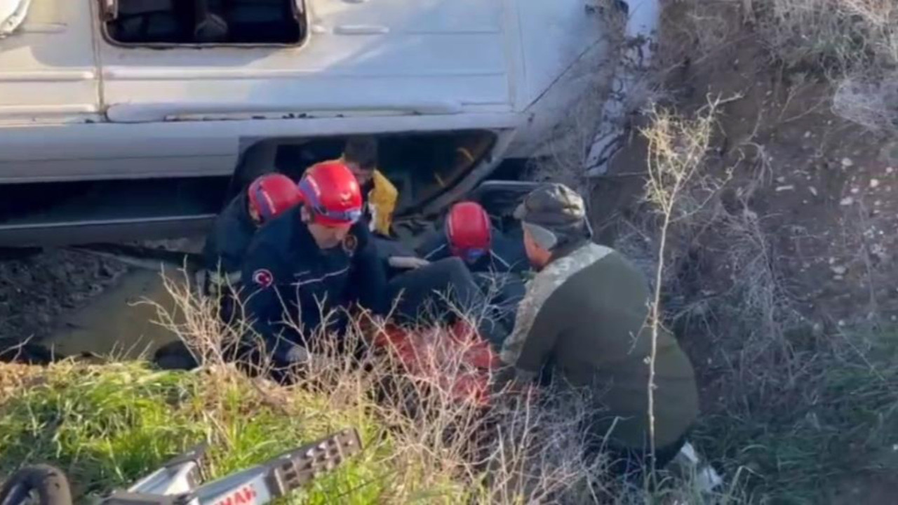 Adana Ceyhan'da öğrenci servisi şarampole devrildi: Yaralılar var!