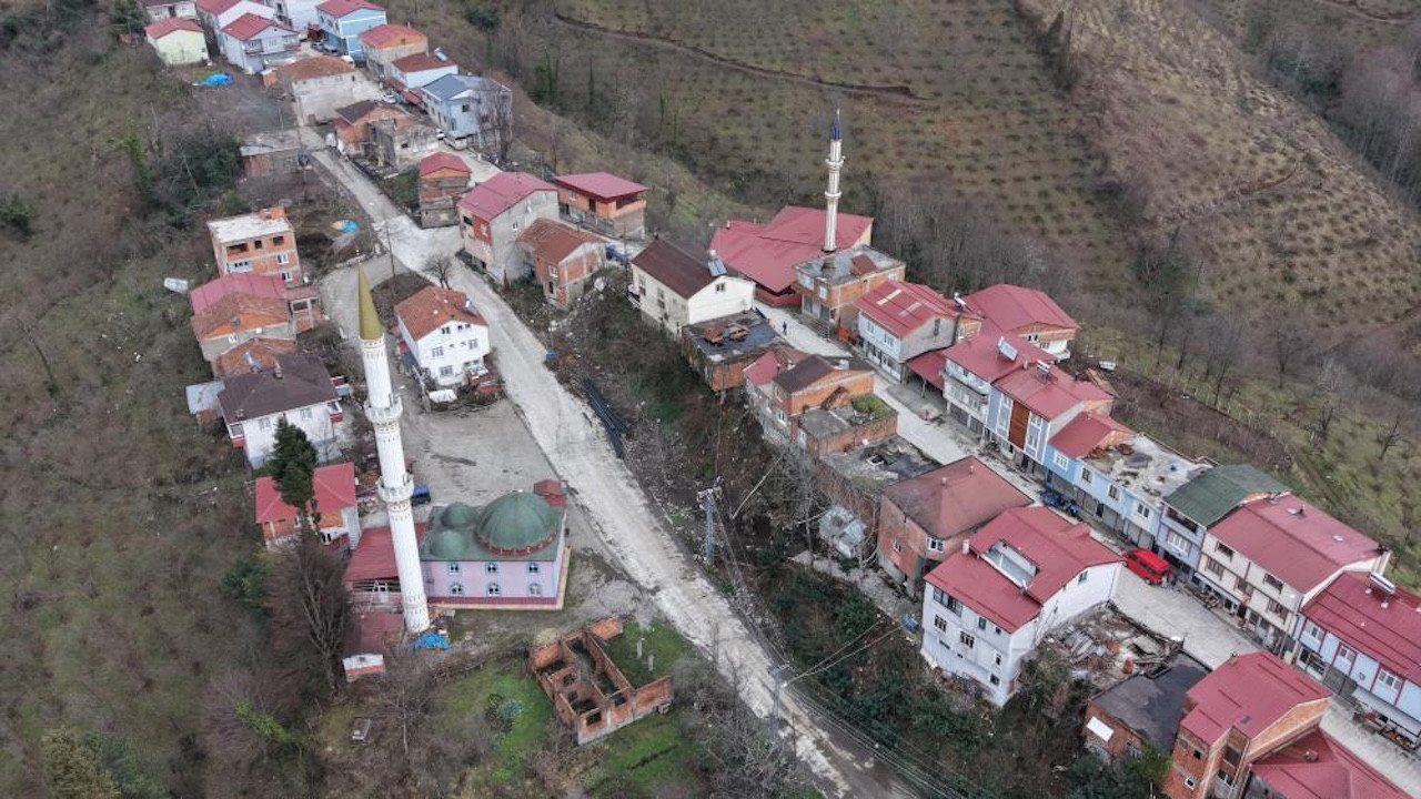 Arada sadece 7 metre var: Bir taraf iftar açarken diğerleri bekliyor