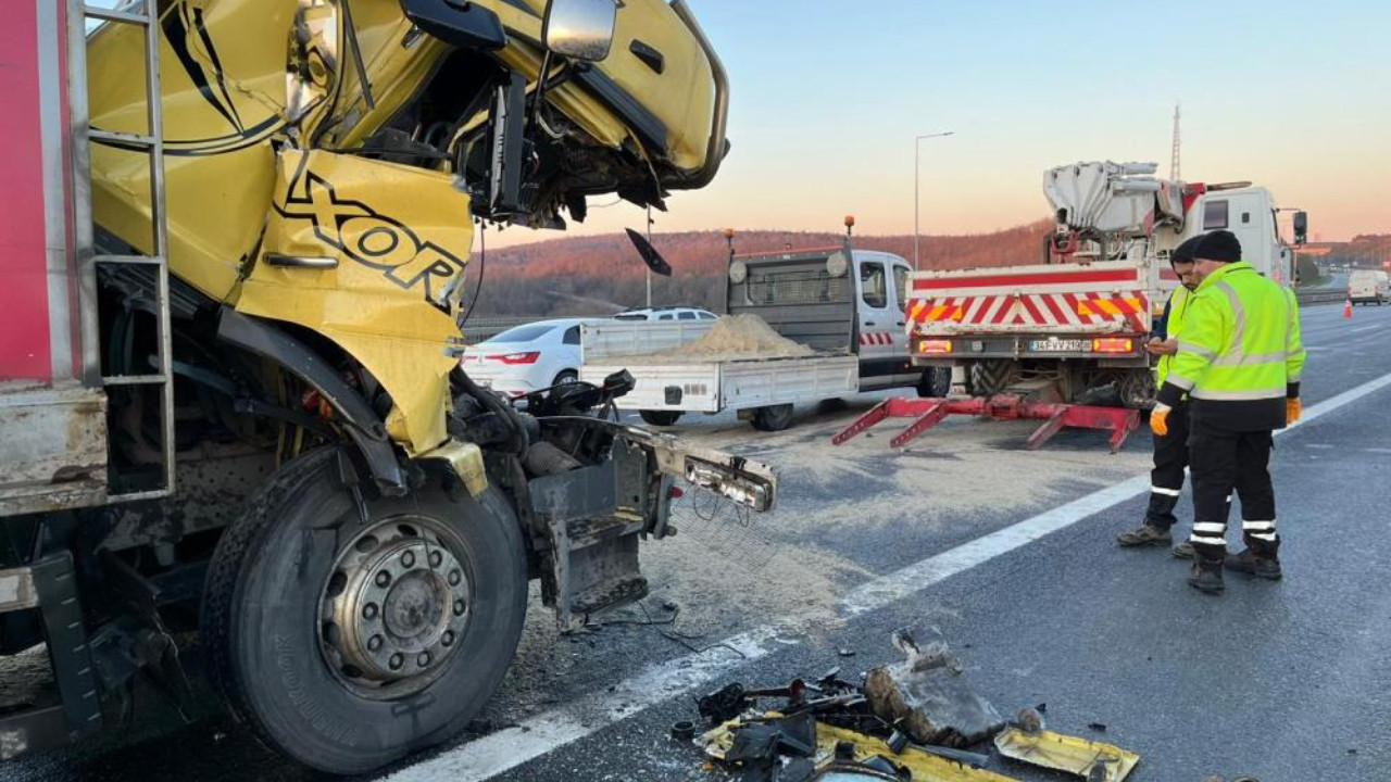 Beykoz Kuzey Marmara Otoyolu'nda kaza: Kamyon tıra arkadan çarptı