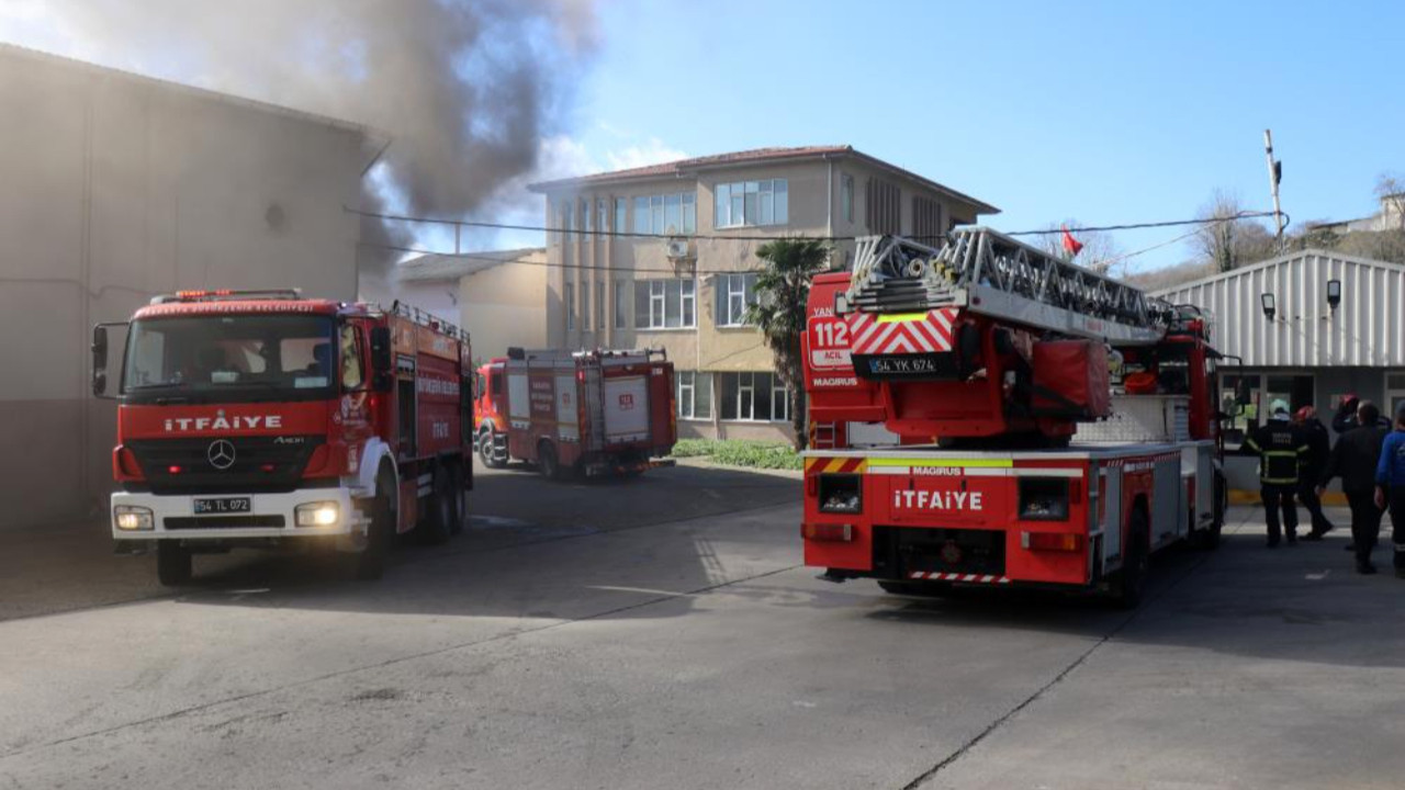 Sakarya'da fabrika yangını! İşçiler tahliye edildi