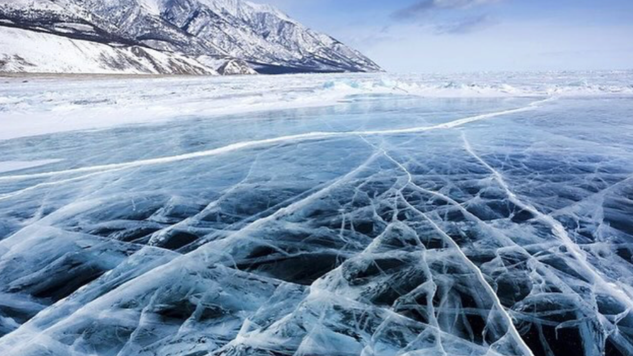 Donmuş gölde feci son: 8 turistten sadece biri kurtuldu