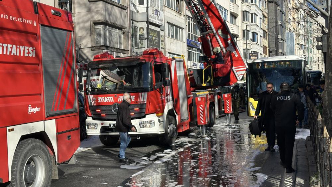 Şişli'de korkutan yangın! Taksim yönü trafiğe kapandı