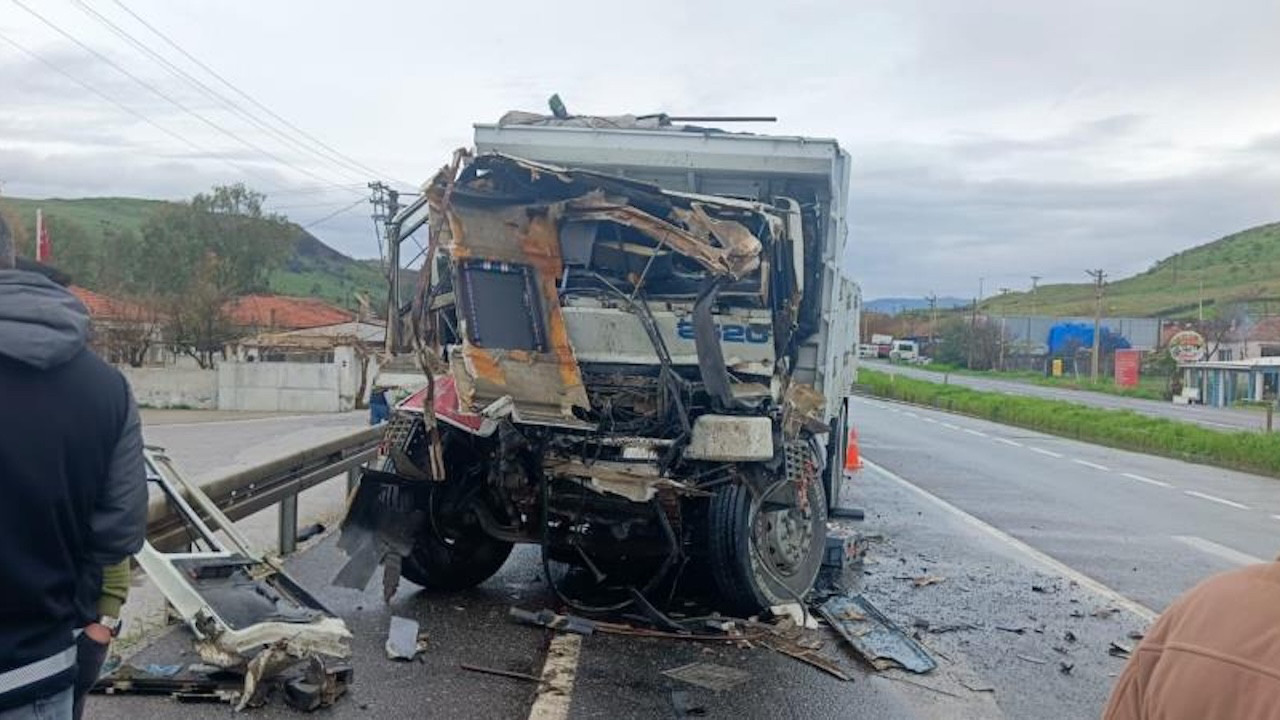 Belediye kamyonuna arkadan çarpan sürücü olay yerinde hayatını kaybetti