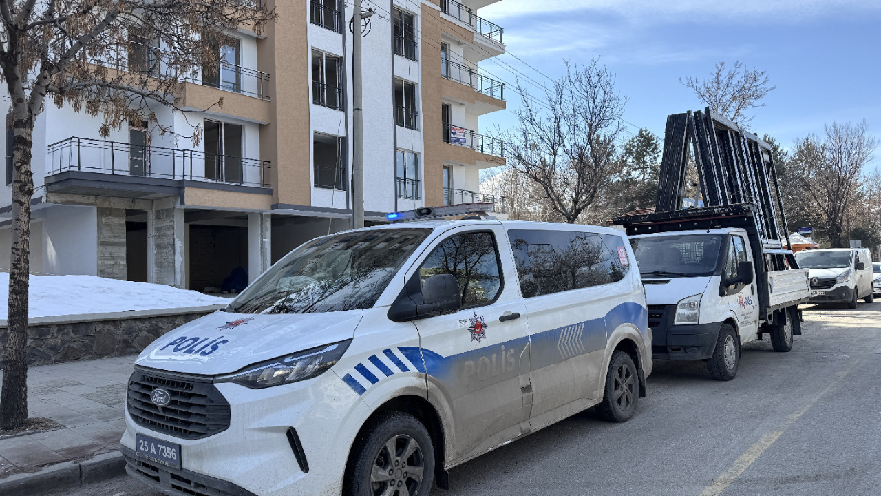 Erzurum'da akıllara durgunluk veren olay: Parasını alamayan firma inşaata taktığı malzemeleri söktü